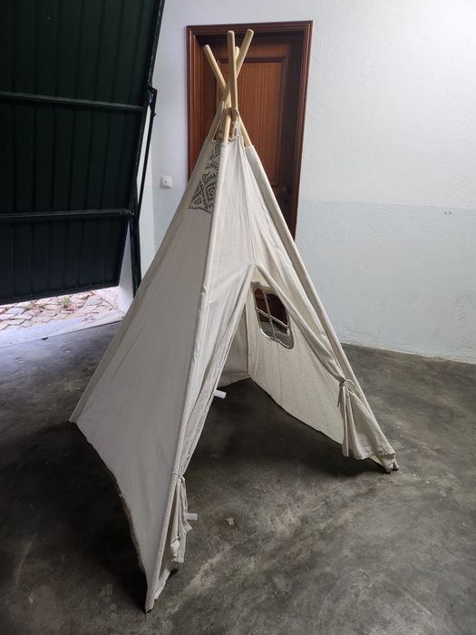 Tenda branca em bom estado