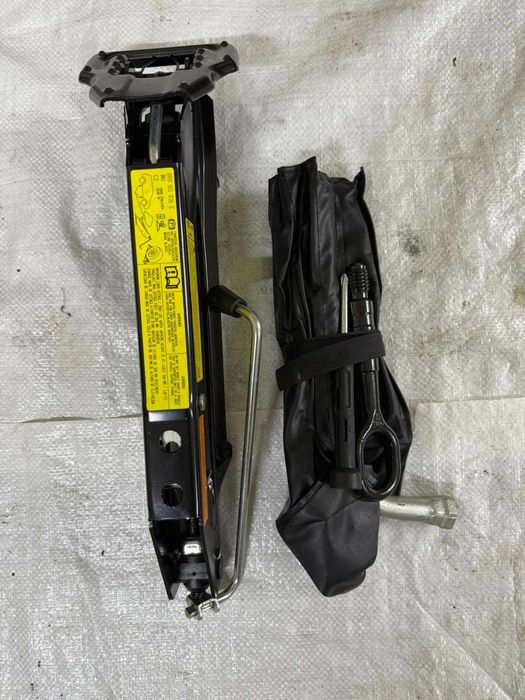 Домкрат  в комплекті Audi Кью кю q5 Q5 2008-2017 8R0011031E