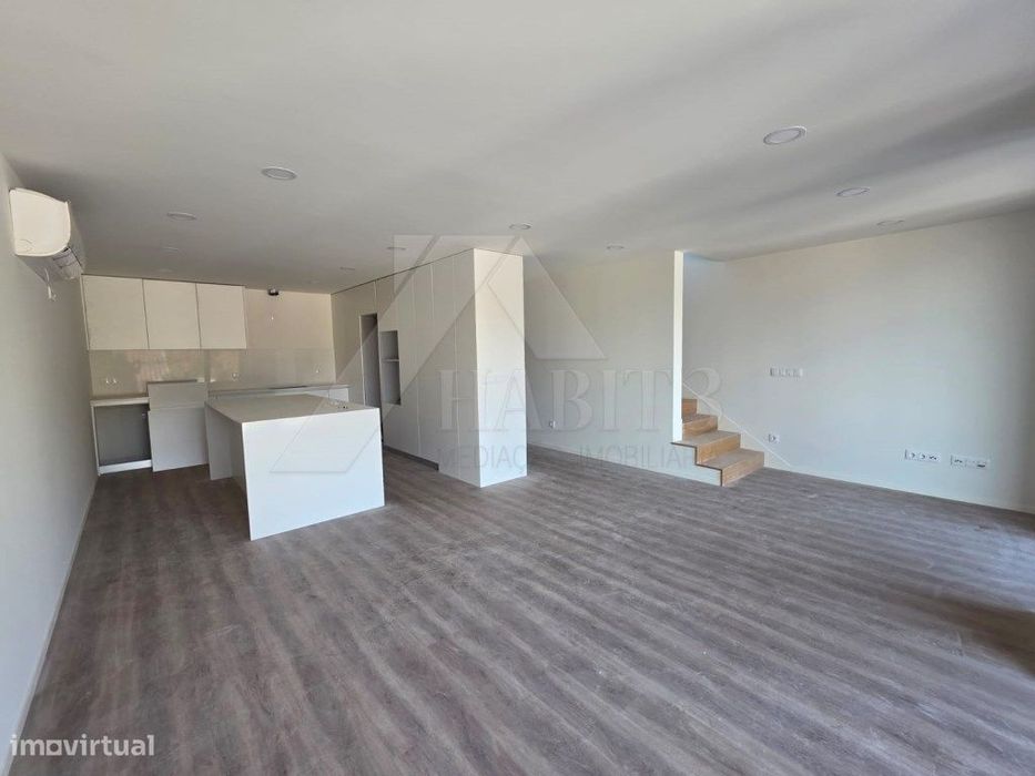 Apartamento T2 - Duplex - com varanda espaçosa de 32,10