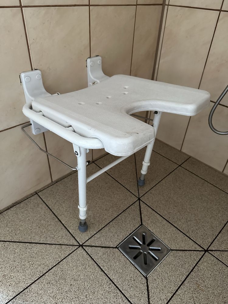 Sprzedam białe, regulowane krzesło prysznicowe z oparciem