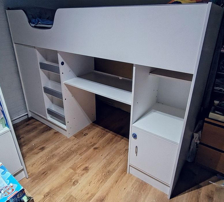 Antresola łóżko piętrowe z biurkiem i szafą