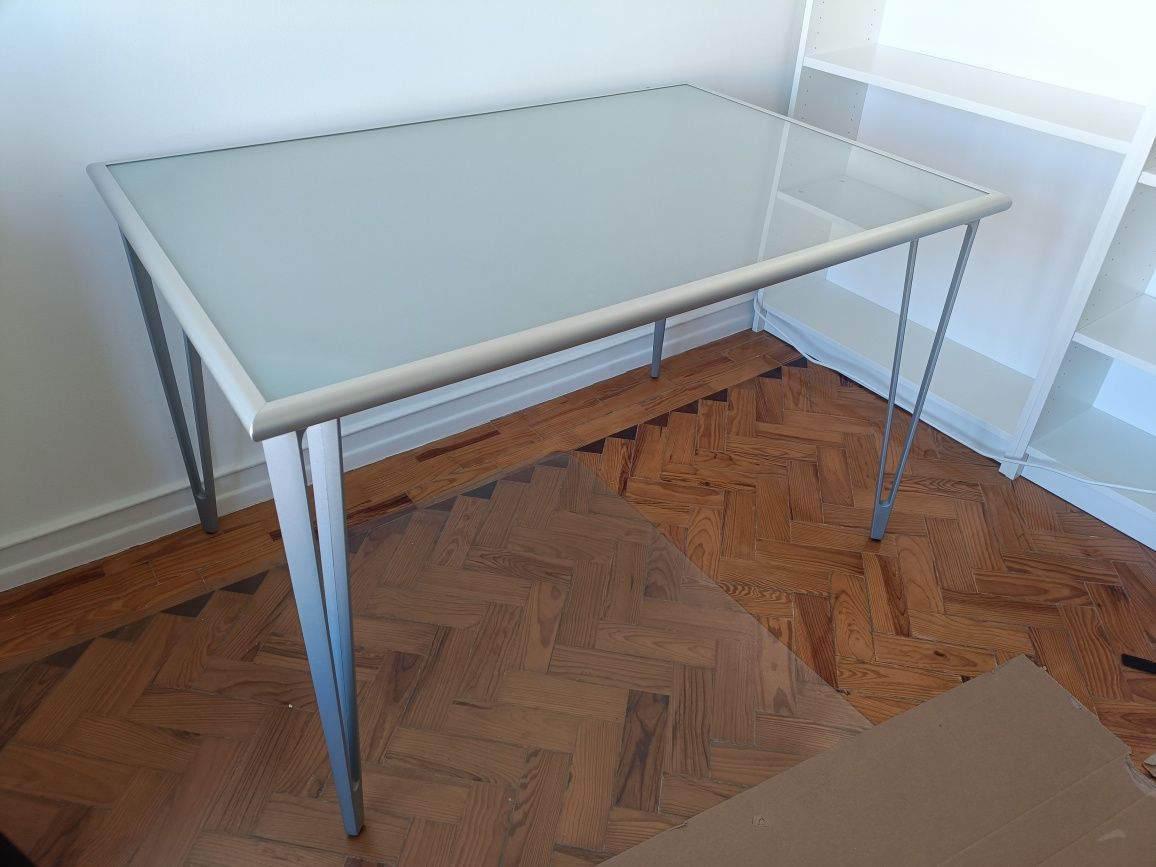 Mesa Secretária IKEA - Tampo em Vidro