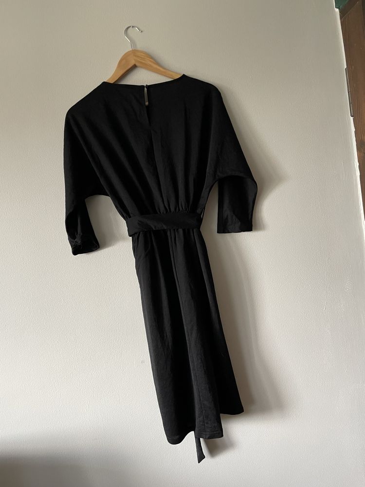 Czarna sukienka Medicine midi na lato minimalistyczna XS letnia modna