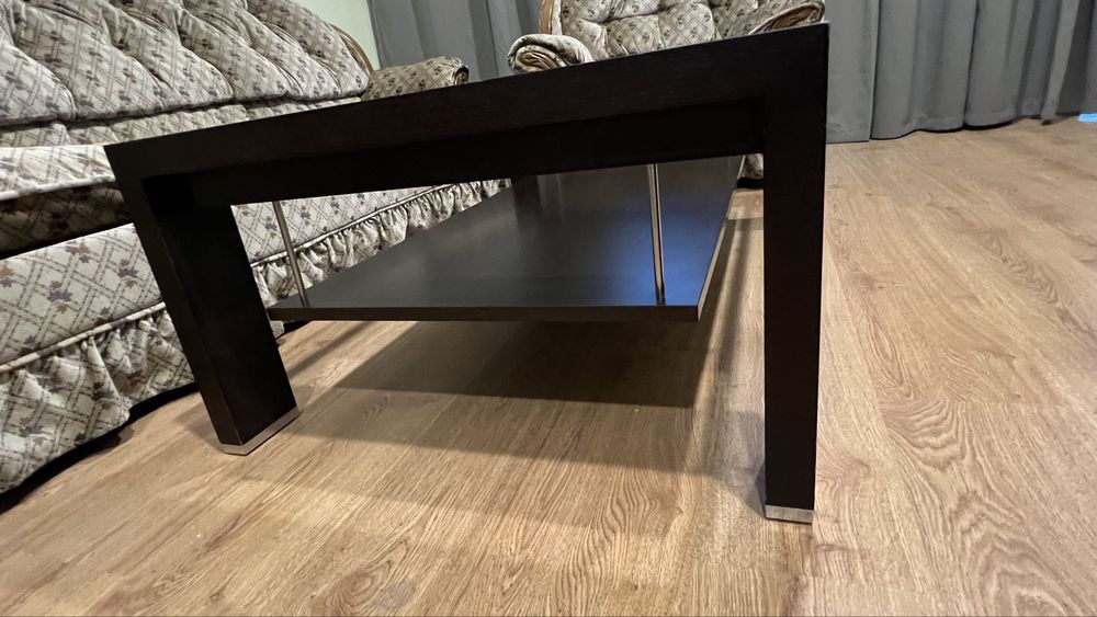 Скляний журнальний столик із масиву дерева (венге), в чудовому стані