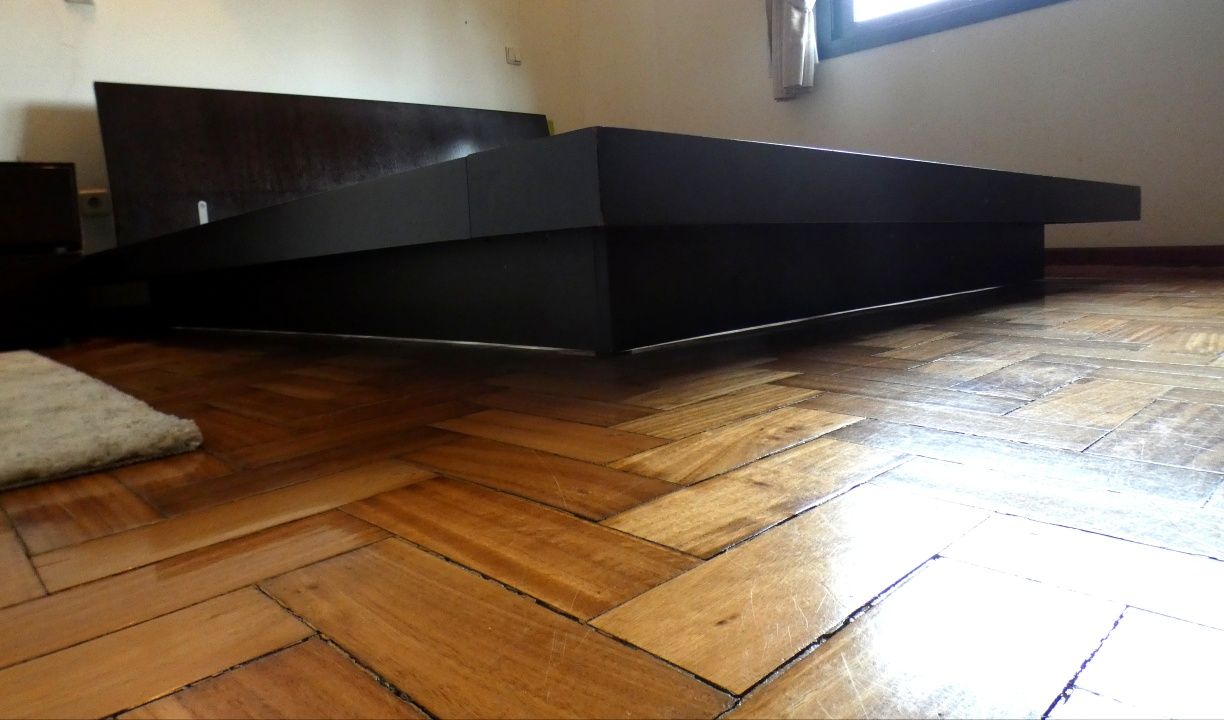 Cama casal mais 2 mesinhas de cabeceira em carvalho escuro