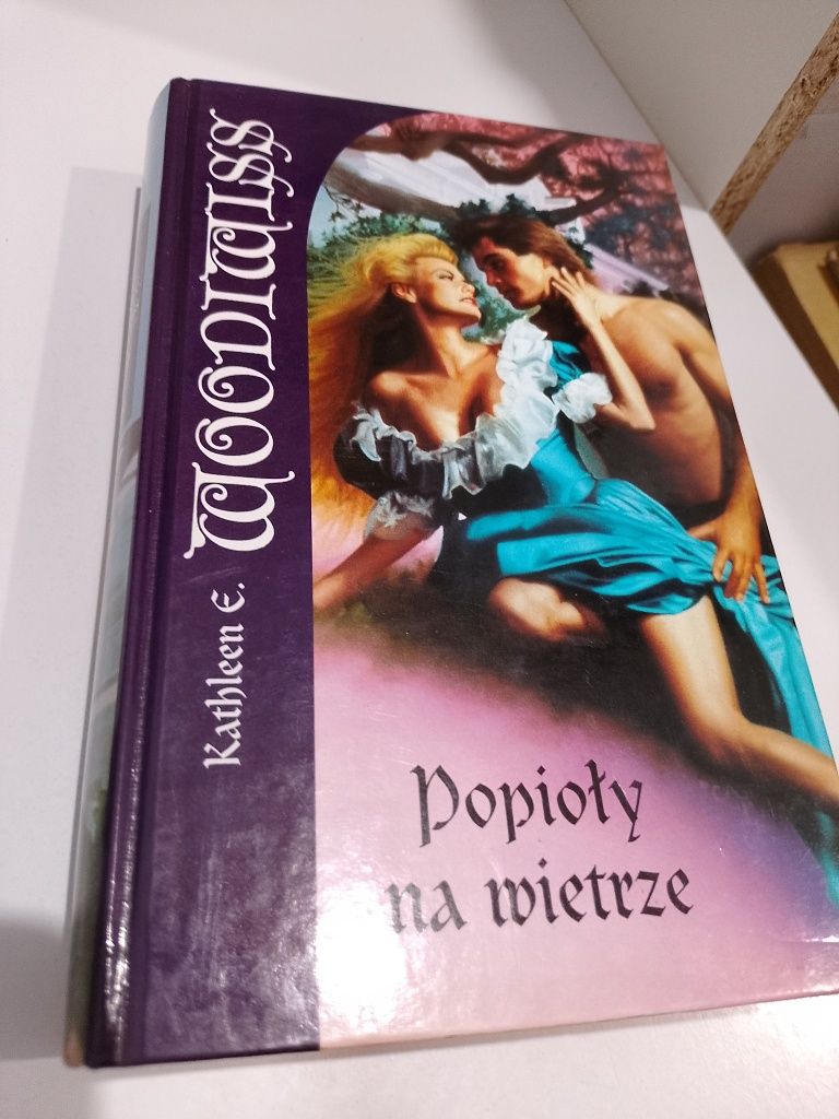 Kathleen E. Woodiwiss Popioły na wietrze