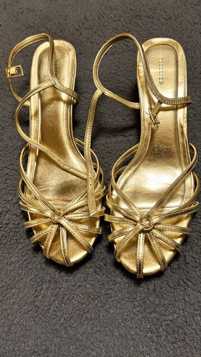 Золотисті босоніжки Reserved