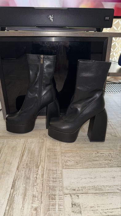 Стильні ботинки, ботильони на підборі, каблук устойчивый