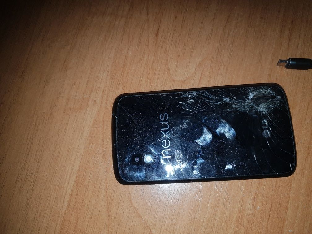 LG NEXUS 4 смартфон .