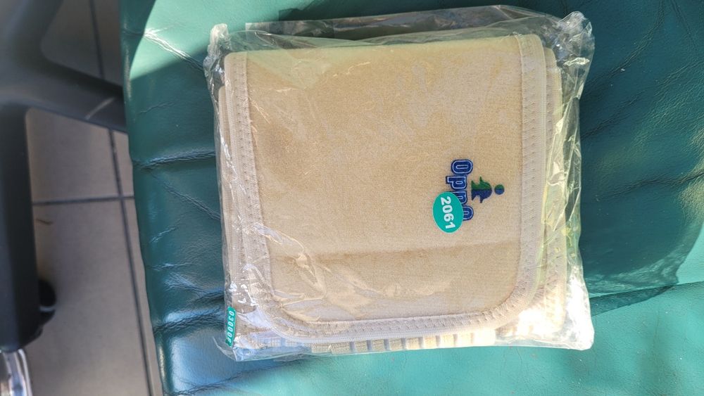 pas lędźwowy uniwersalny, zapakowany oryginalnie nowy.