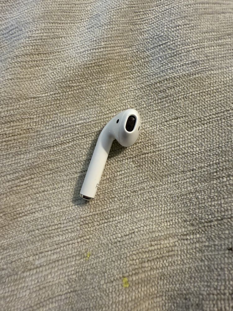Продам один навушник AirPods 2 a2031 правий