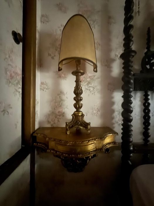 Conjunto cabeceira em madeira + candeeiro