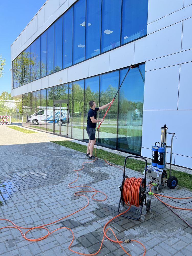 Mycie okien mycie przeszkleń mycie wodą demineralizowaną