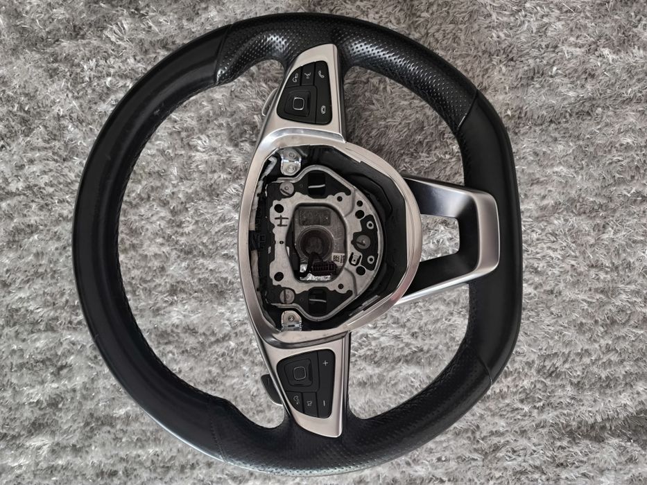 Volante multifunções Mercedes AMG com pastilhas