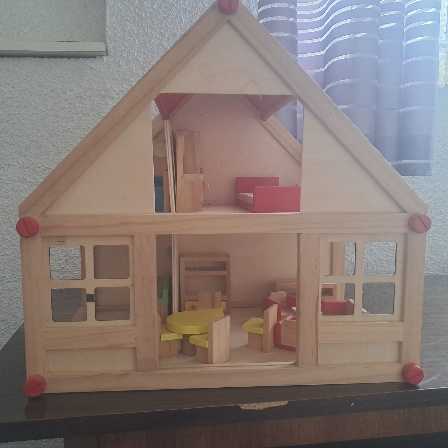 Drewniany domek dla lalek