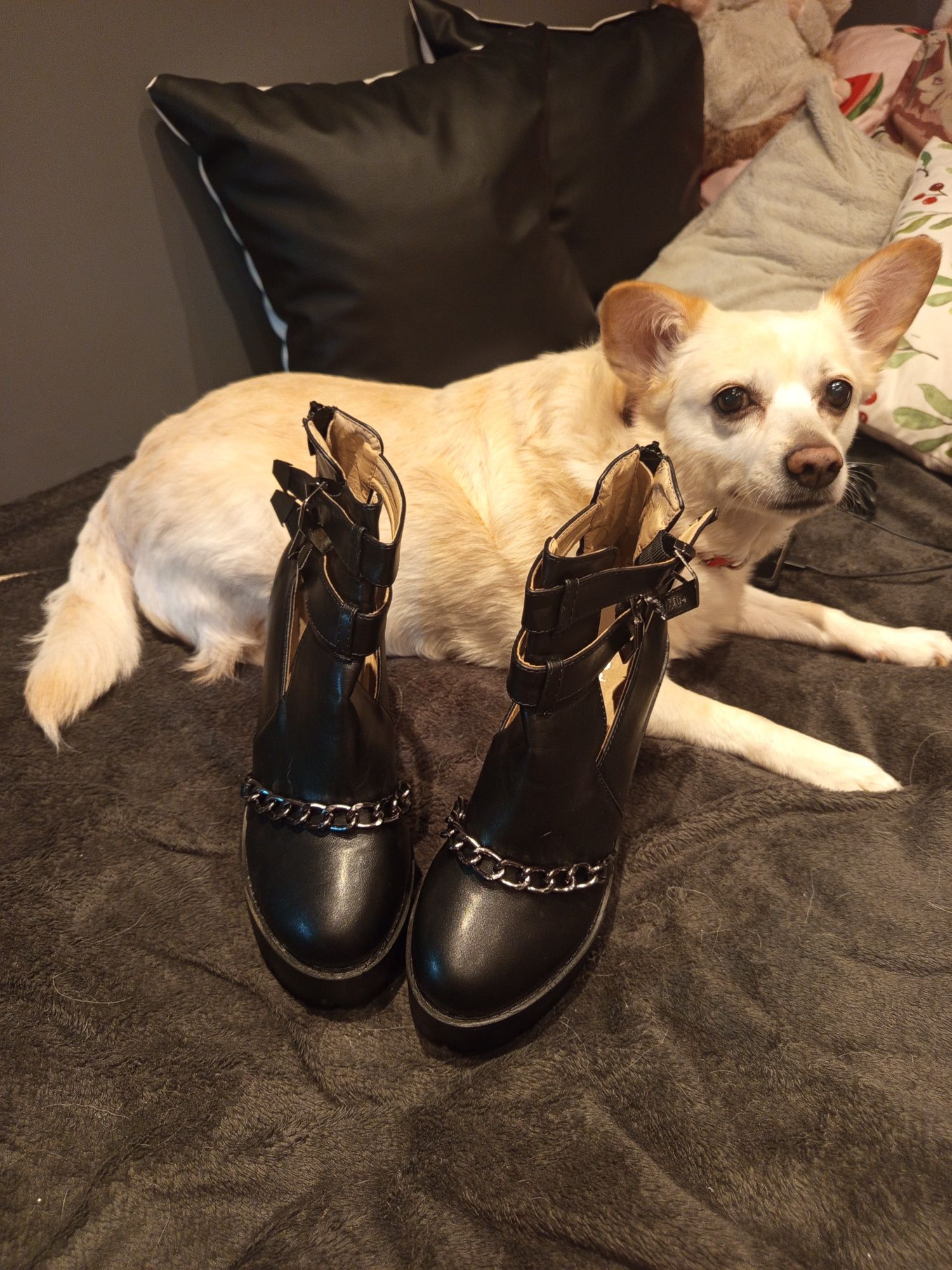 Buty na platformie słupku z łańcuszkiem