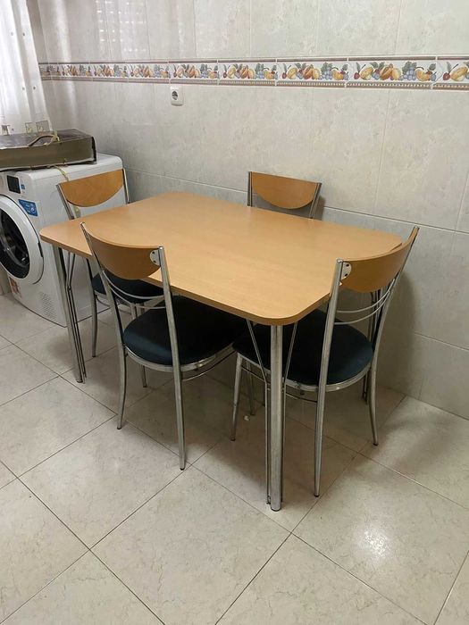 Conjunto de Mesa de Cozinha com 4 Cadeiras (Madeira/Metal)