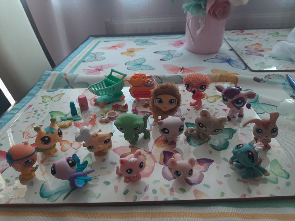 Kolekcja 14 figurek Littlest Pet Shop od Hasbro.