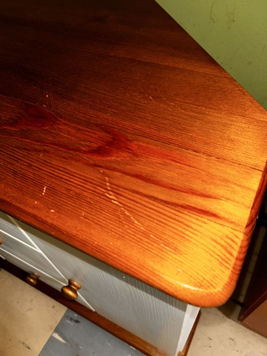 Drewniana szafka narożna