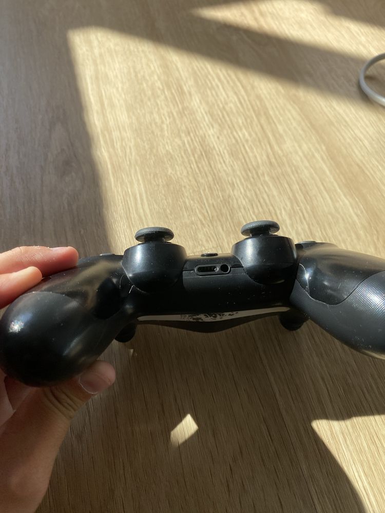 Ps4 1tb 1 comando com caregador sem cabo HDMI