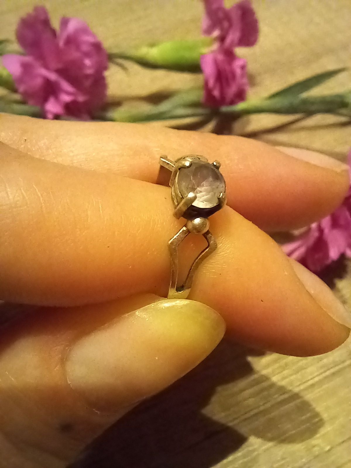 Srebrny pierścionek z liliowym oczkiem