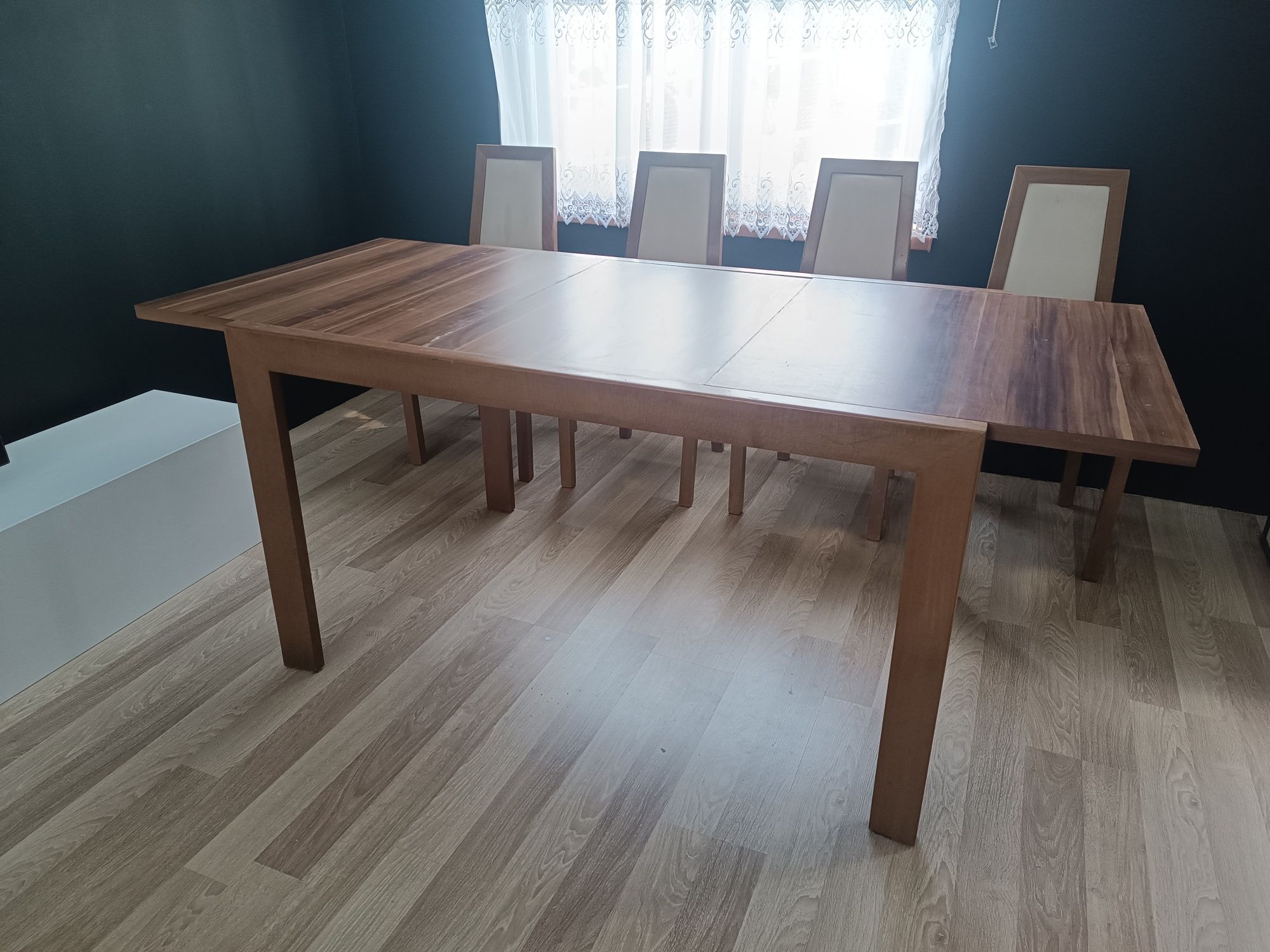 Stół rozkładany z krzesłami