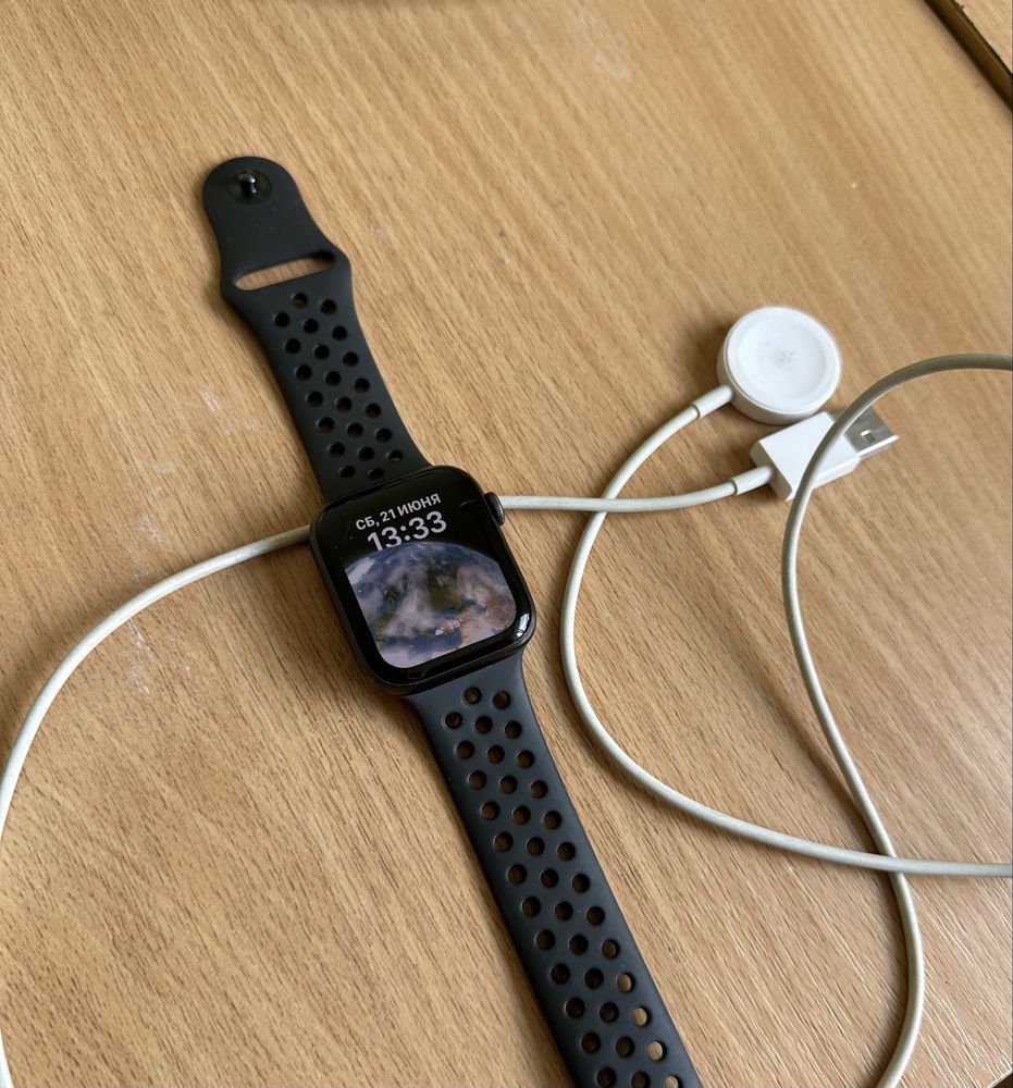 Apple Watch SE 44mm + ремішок + шнур для зарядки