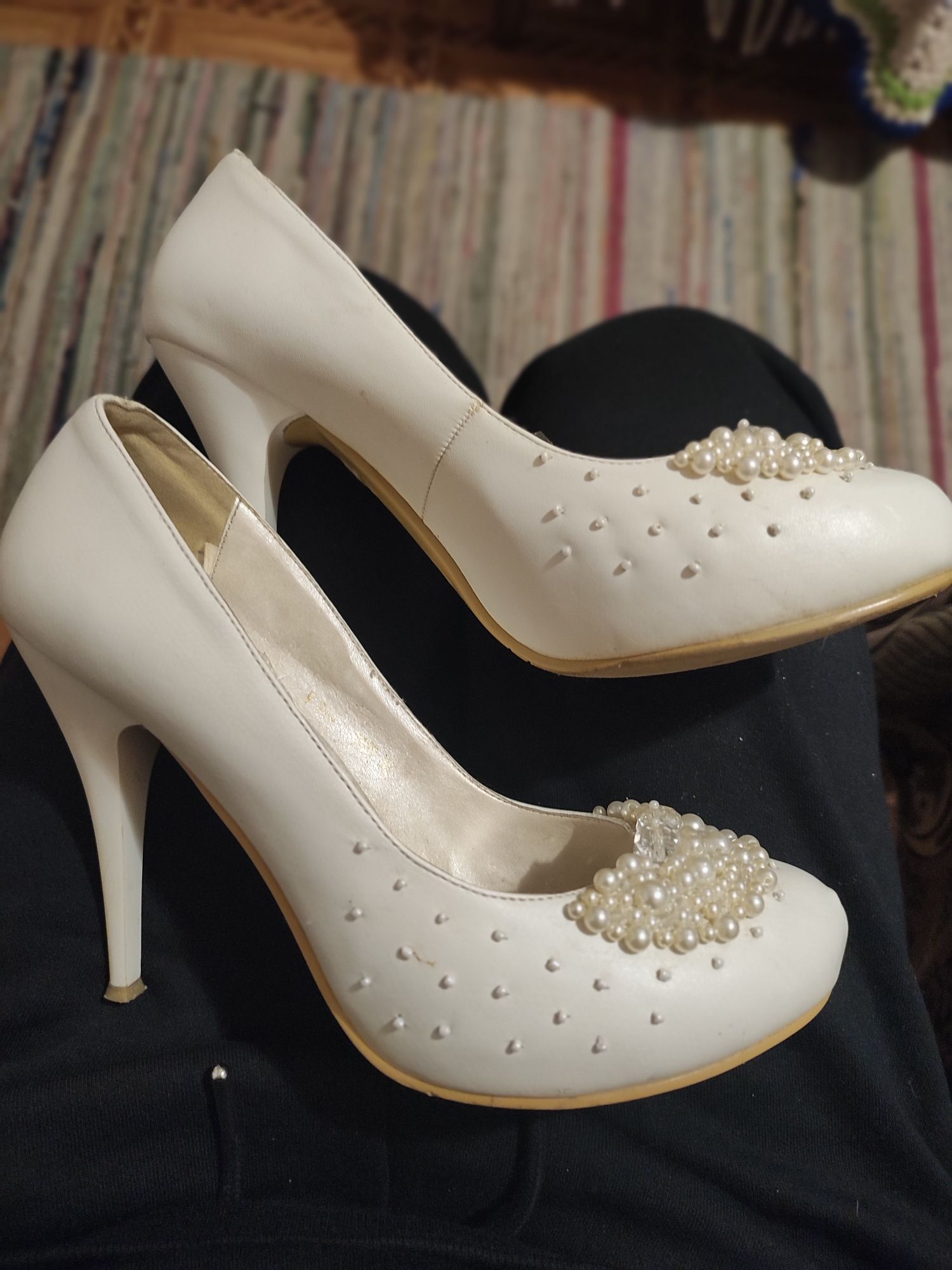 білі, весільні, туфлі 37.5 розмір