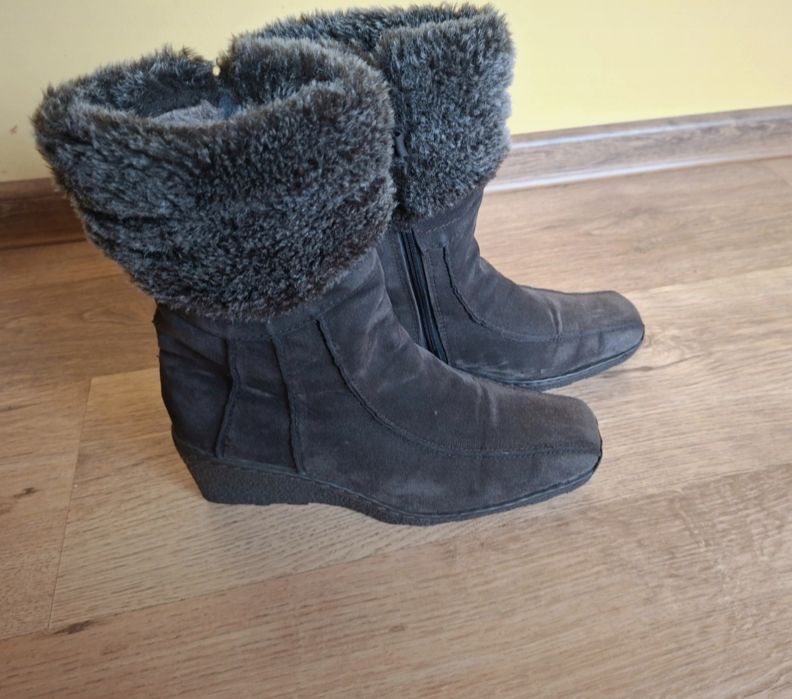 Brązowe czekoladowe botki na koturnie z futerkiem 38