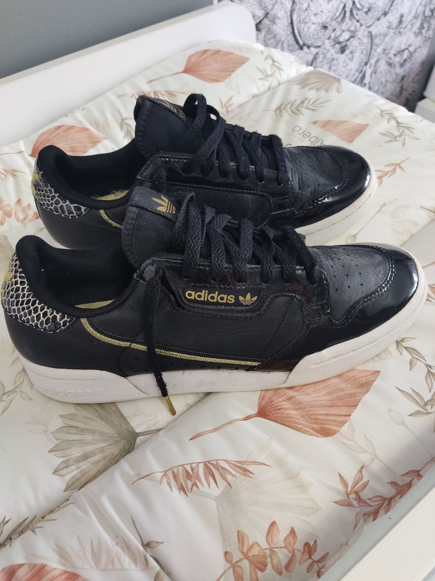 Buty adidasy firmy Adidas  czarno złote39/40 biała podeszwa sznurowane