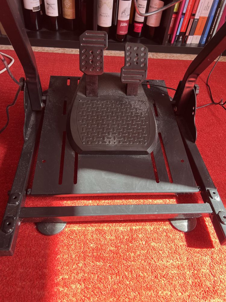 Playstation 4 + Volante e pedais Thrustmaster 150 com suporte e jogos