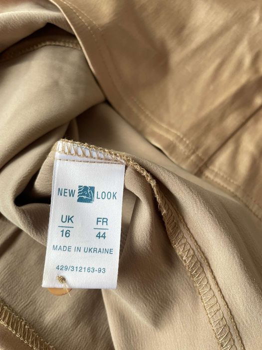 Beżowa/złota sukienka z odkrytymi ramionami New Look 16