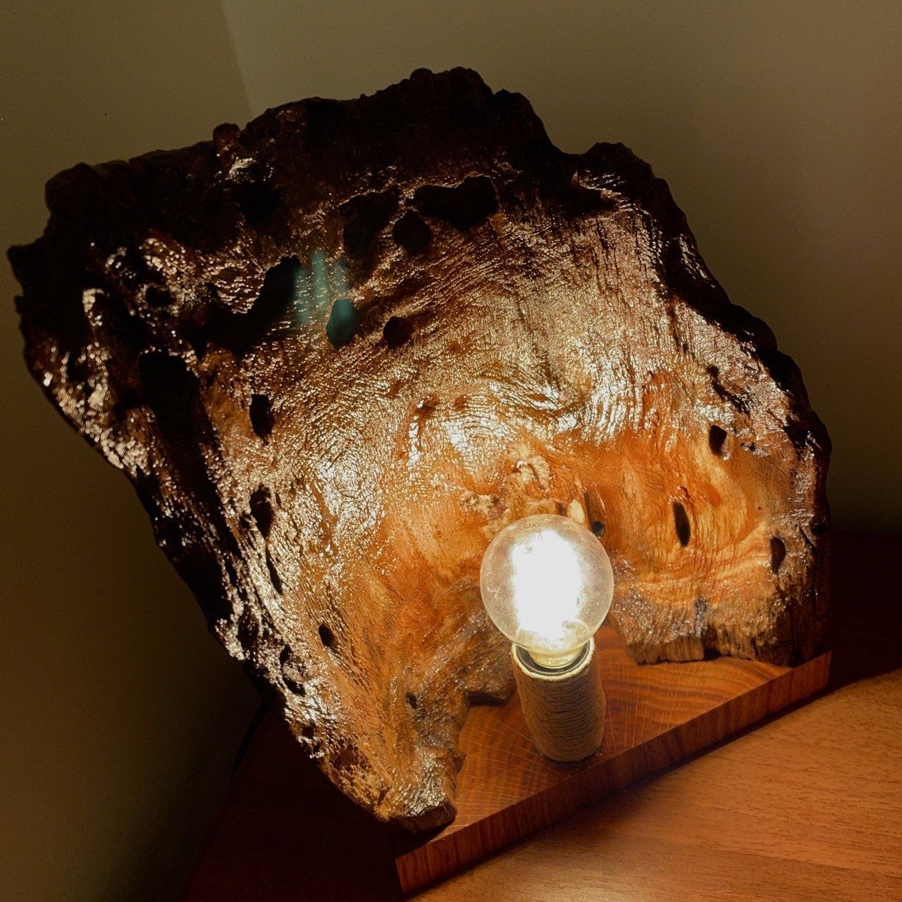 Світильник "Groot " з дерева, ручна робота