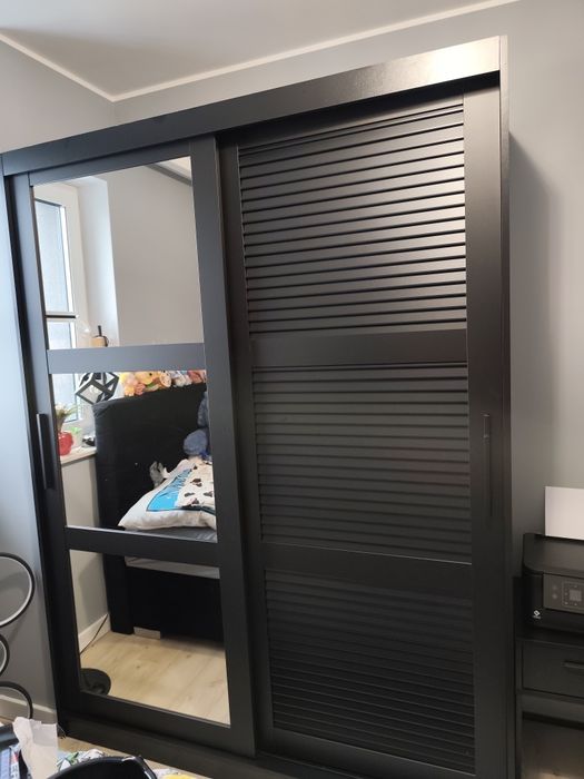 Czarna szafa żaluzje