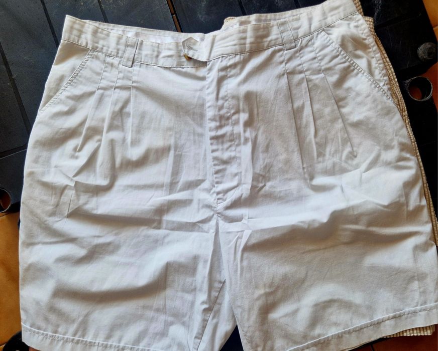 Bermudas novas com etiquetas n 48 L
Pvp 24 eur
Para desocupar