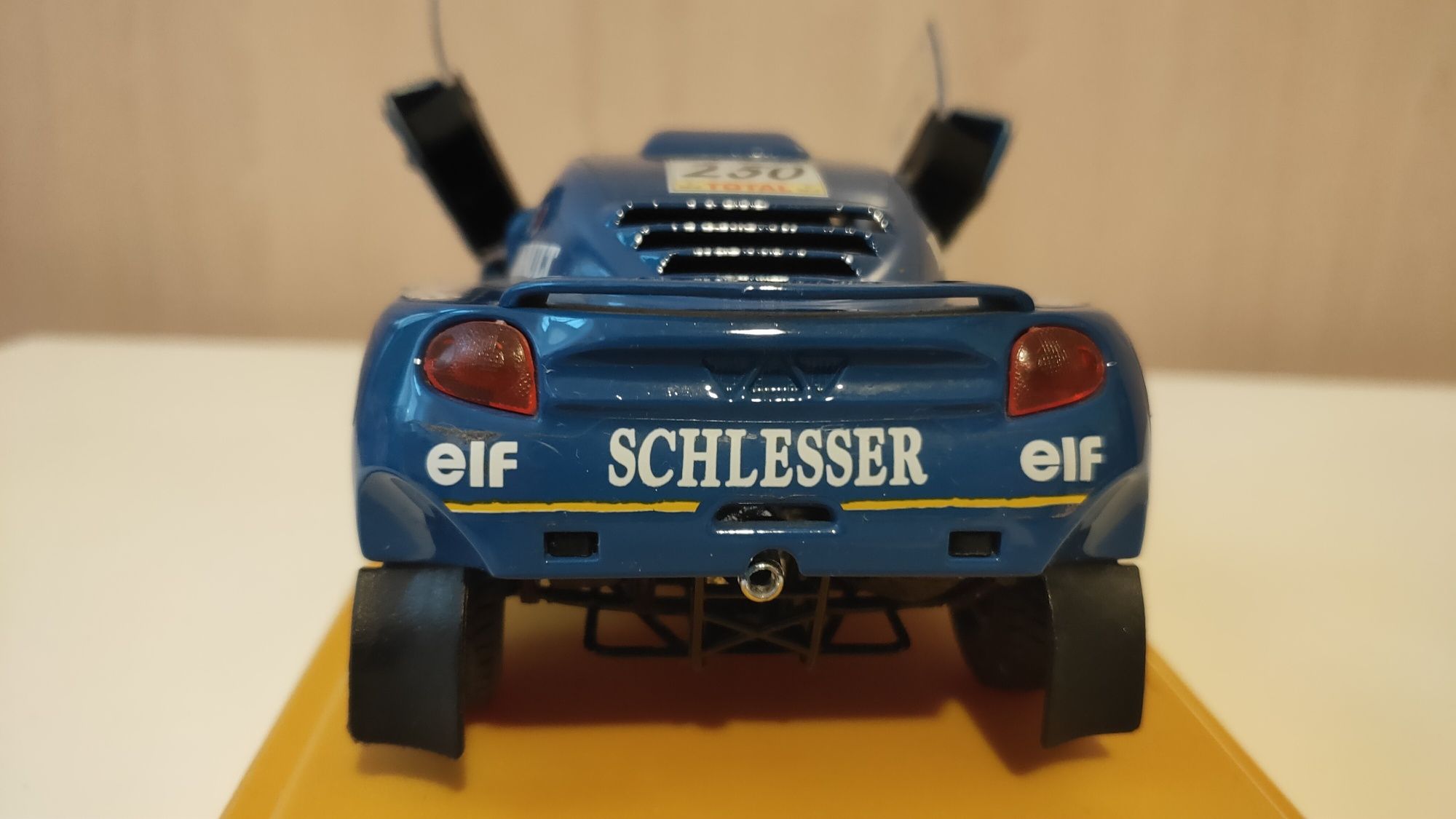 Auto Renault Schlesser na podstawce