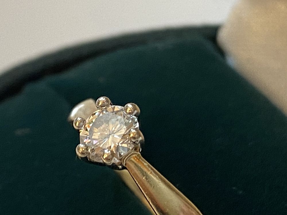 Złoty pierścionek z brylantem 0,40ct p.585
