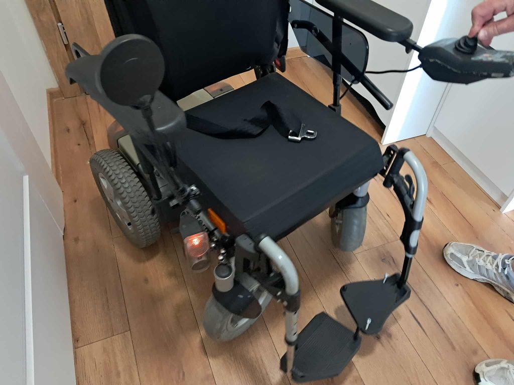 Wózek inwalidzki o napędzie elektrycznym invacare