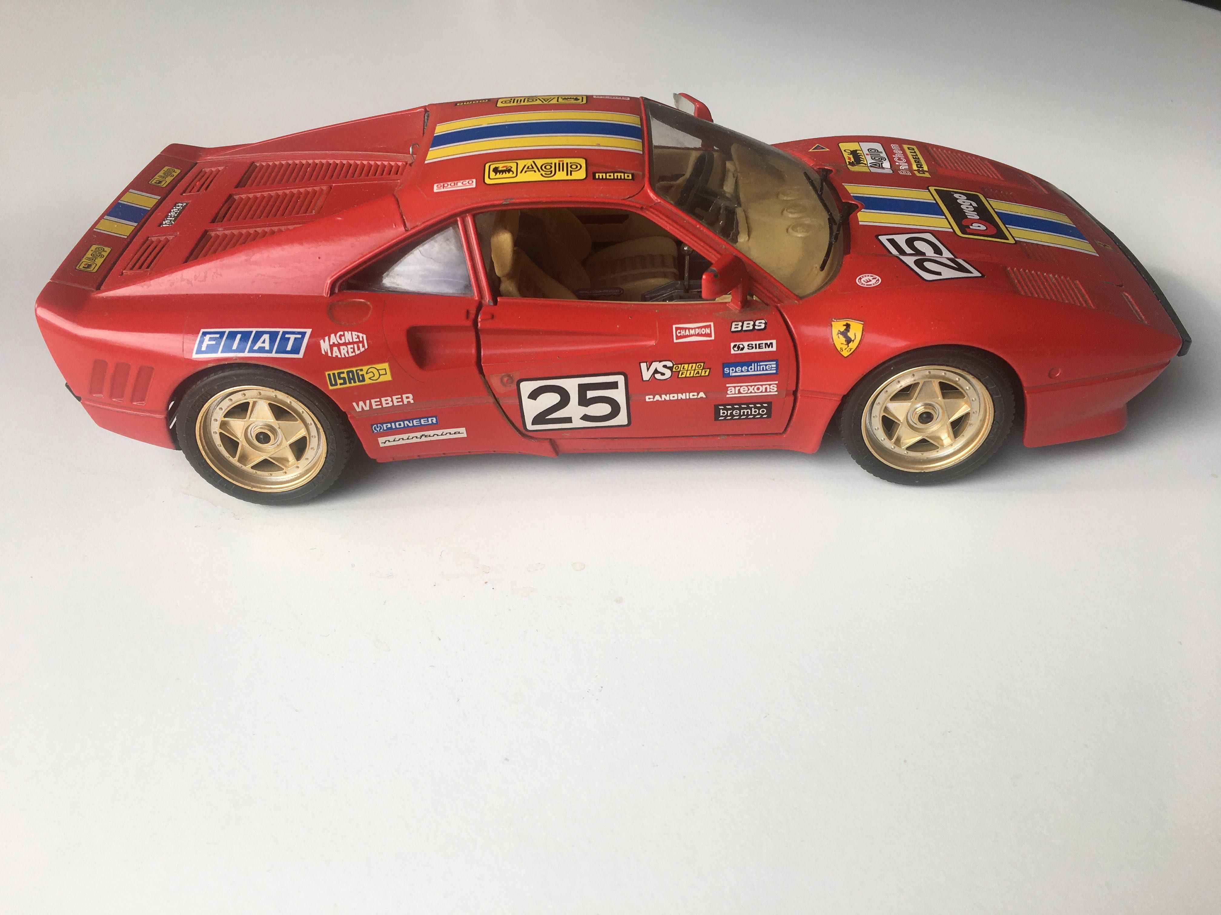 Model Ferrari GTO 1984 skala 1:18 Burago