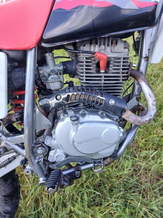 Honda xlr 125 cm³ 
Opona z tyłu mitas e09 90%
O