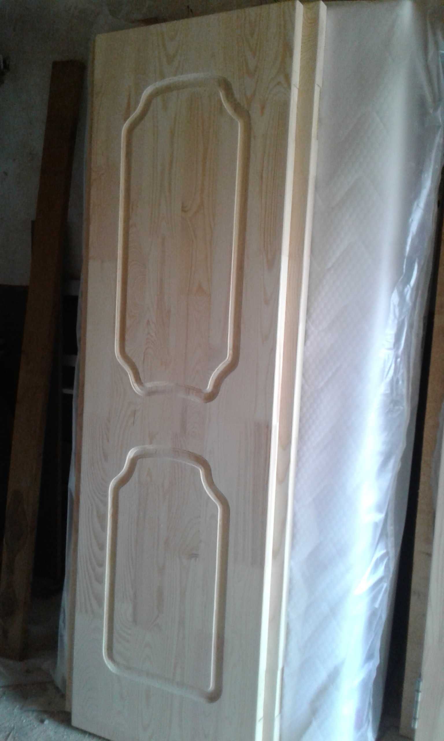 Двері деревяні, прості як двері.