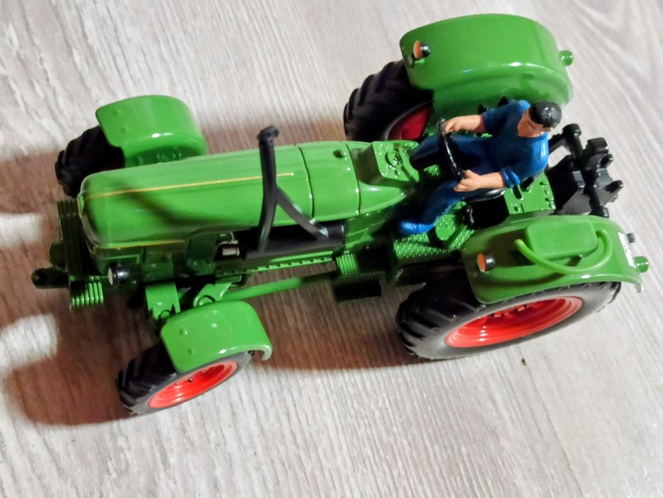 TRAKTOR DEUTZ D9005 1:32 SIKU FARMER 3462

Kolekcjonerski model  SIKU