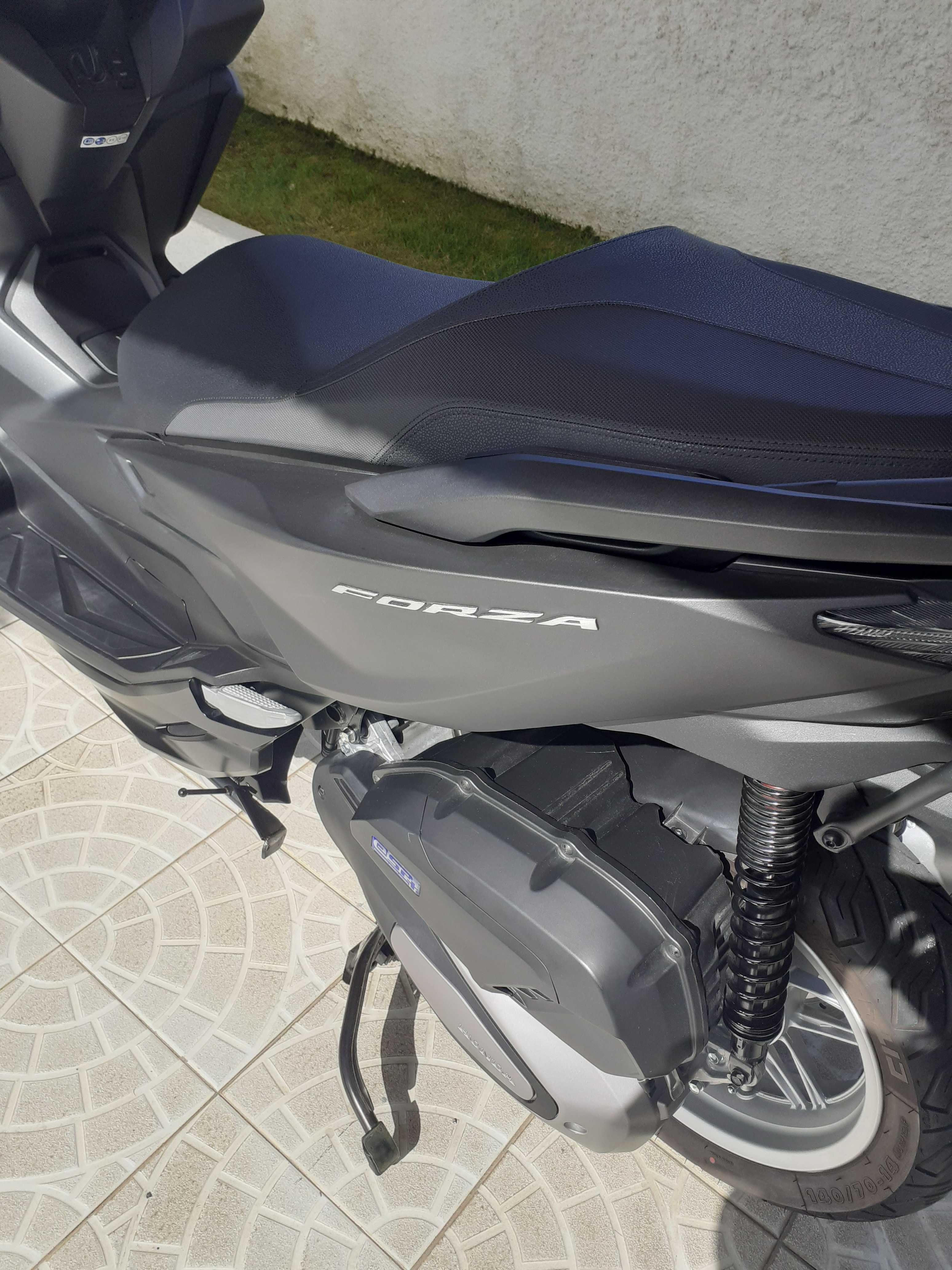 Vendo Honda Forza - 125cc, em estado irrepreensível, do ano de 2023 .