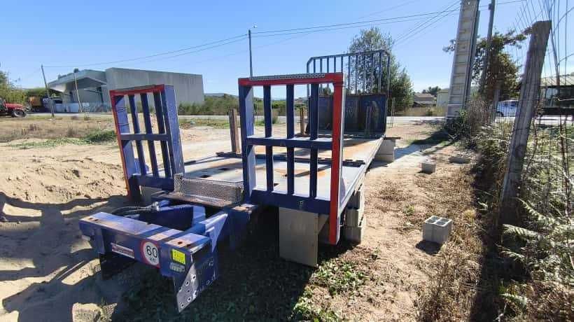 Carroçaria / estrado com suporte de grua