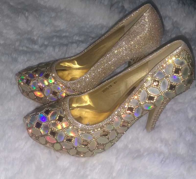 Piękne szpilki holograficzne Apogee London