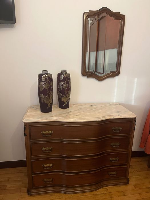 Cómoda em madeira com tampo em mármore