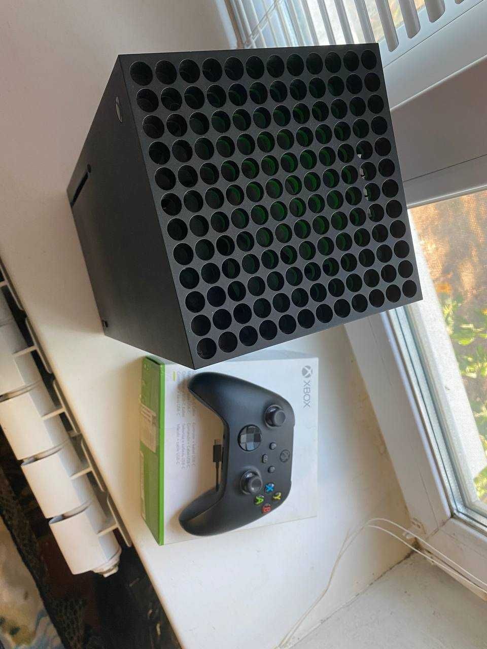 Xbox Series X 1 Tb + 2 геймпади