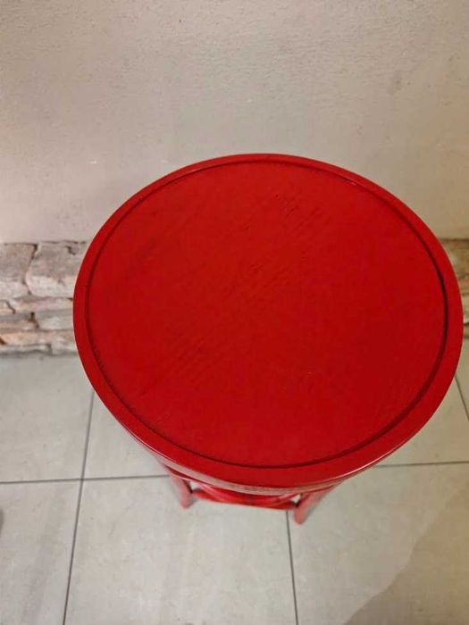 Hoker Thonet  Fameg – czerwony – wysokość 80 cm – klasyk