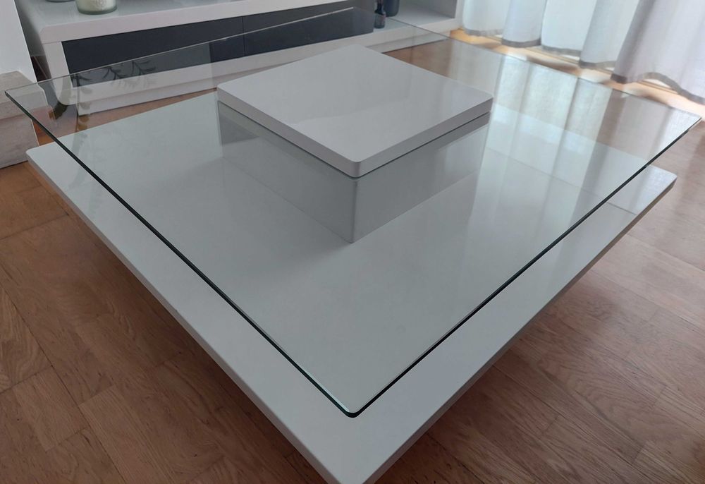 Mesa de centro com vidro temperado e MDF branco