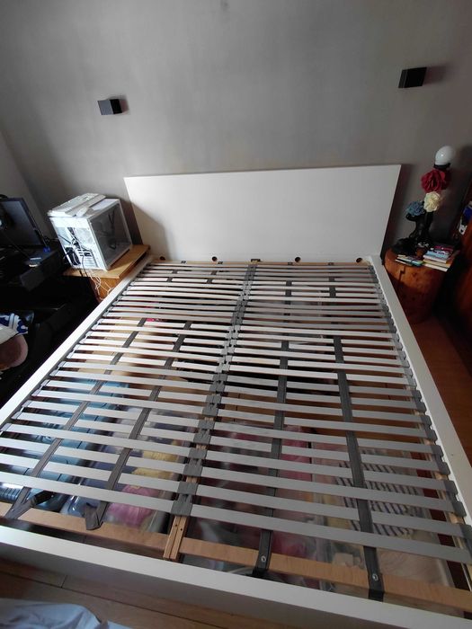 Cama de casal branca